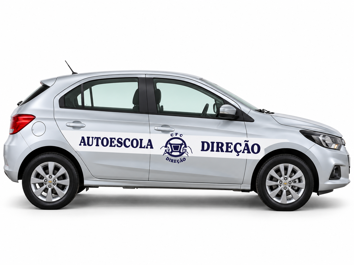 Carro prateado de quatro portas com o nome Autoescola Direção e a logo na lateral.