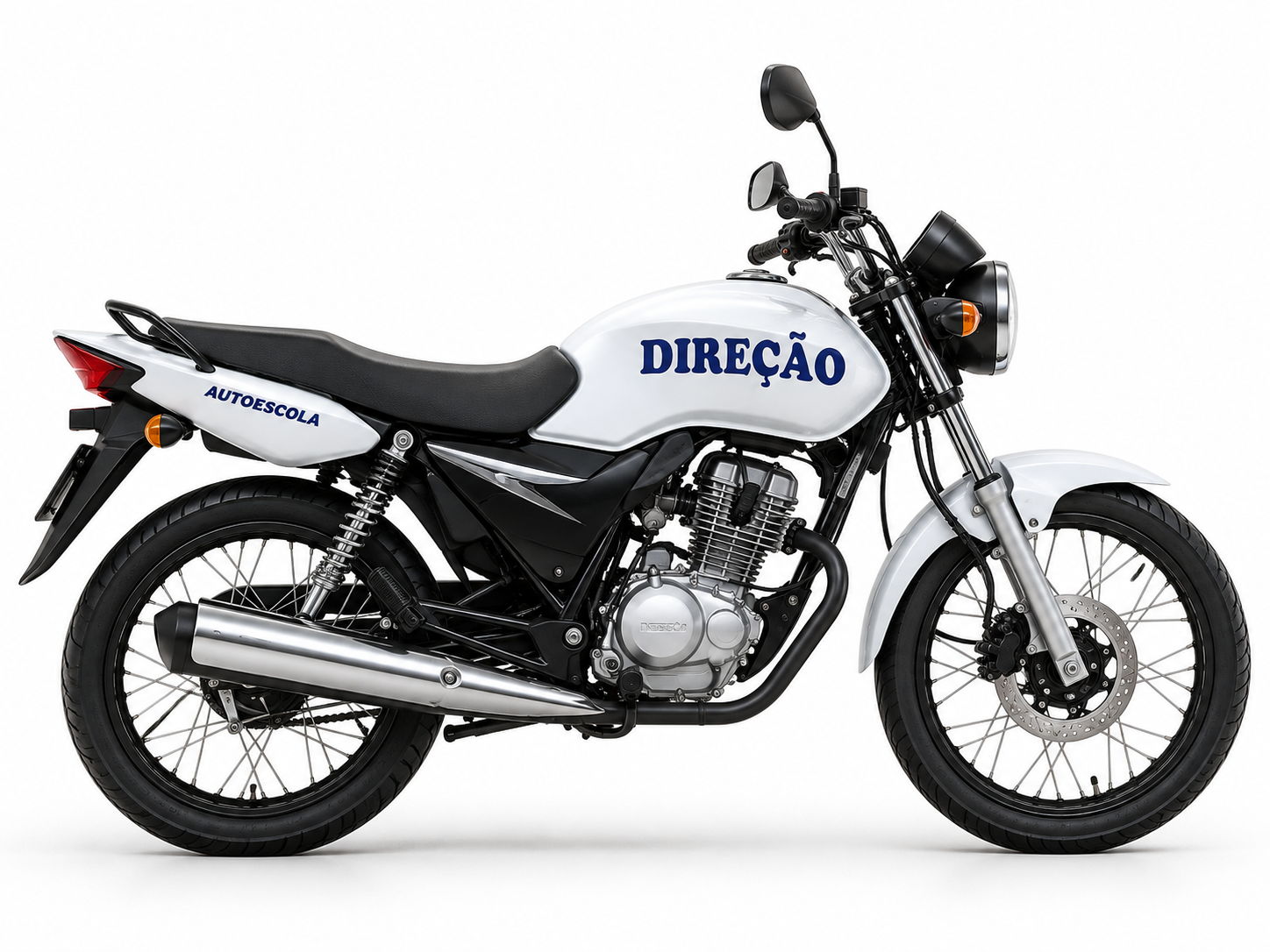 Moto branca com os nomes Direção e Autoescola na carenagem.